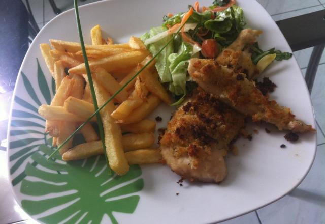 Filet de poulet pané, frites et salade