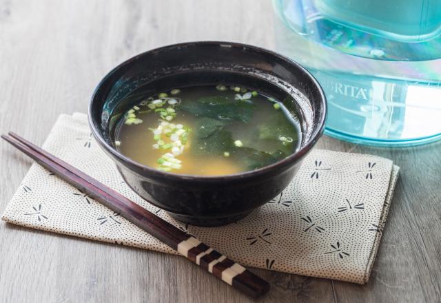 Soupe miso au tofu, cébette, algues wakamé et dashi en poudre