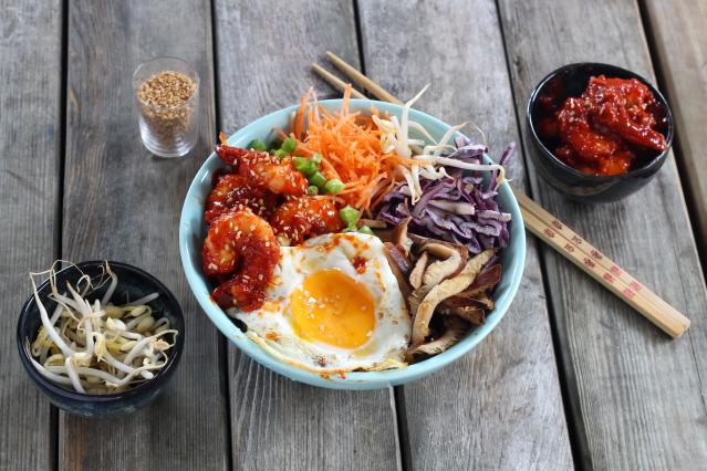 Bibimbap coréen aux crevettes, légumes et champignons