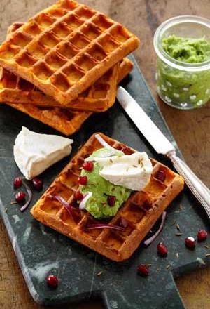 Gaufres de patate douce au chèvre-boîte et à l’écrasé d’avocat