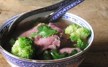 Consommé Thaï au bœuf et aux brocoli