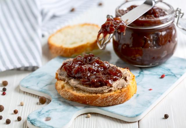 Pourquoi acheter du confit d’oignons pour le foie gras à Noël quand c’est deux fois moins cher à faire maison ? Voici notre meilleure recette !