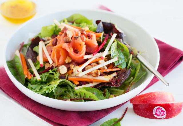 Juliennes de pommes Pink Lady® et salade de mesclun au saumon fumé