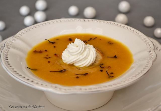 Velouté aux carottes et à la clémentine, fromage de chèvre et poivre voatsiperifery