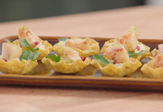 Tortilla Bowls aux noix de Saint-Jacques, citron vert, baies roses et fondue de poireaux