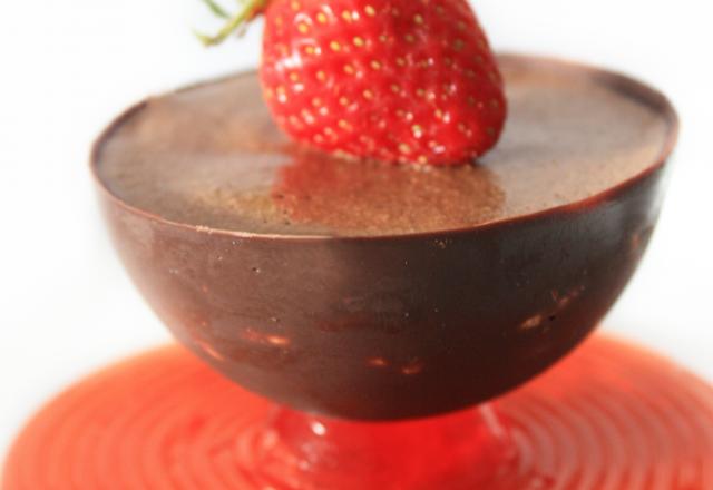 Mousse en coque de chocolat et spaghettis à la fraise