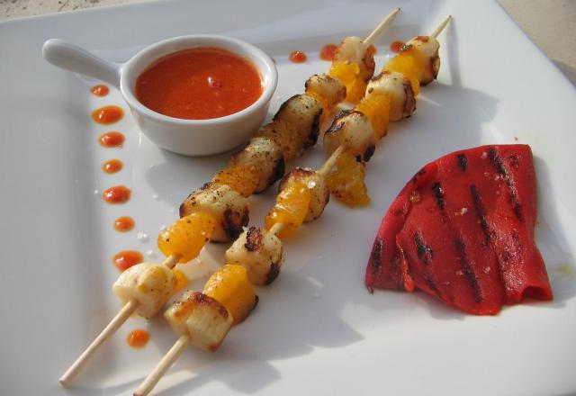 Brochettes de noix de Saint-Jacques aux clémentines vanillées, poivron grillé et sauce poivron mariné-cassis