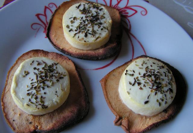 Chèvres chauds sur chips de pommes