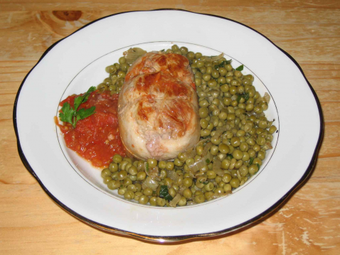 Paupiette de veau avec des tomates et des petits pois