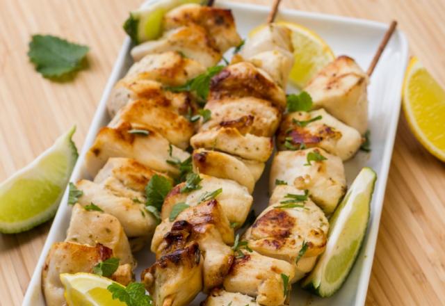 Brochettes de poulet marinées à l'huile d'olive et au citron