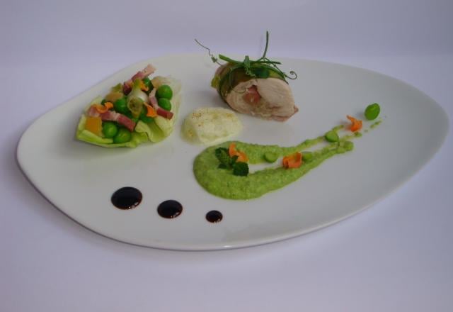 Râble de lapin farci aux feuilles de laitue, Déclinaison autour des petits pois à la Française : en purée à la menthe, en cocotte au citron confit, en émulsion à la réglisse, et chips de carott