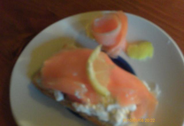 Toasts de cottage cheese et saumon