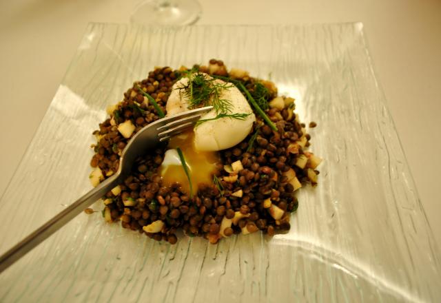 Salade de lentilles au merlu et au curry, œuf mollet