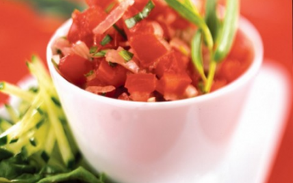 Tartare de Tomates de France, Concombre de France et pignons de pin, vinaigrette à l'huile de noisettes