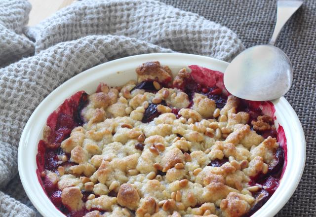 Crumble aux quetsches et aux pignons de pin