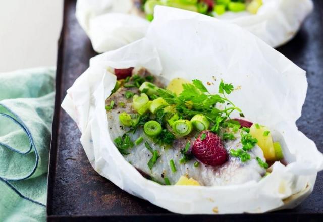 Papillotes de lieu à l'ananas et aux fraises