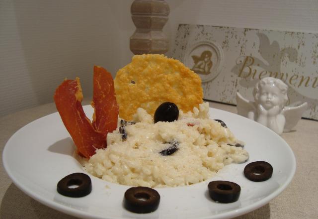 Risotto au parmesan et olives noires accompagné de ses chips de parmesan et de jambon cru