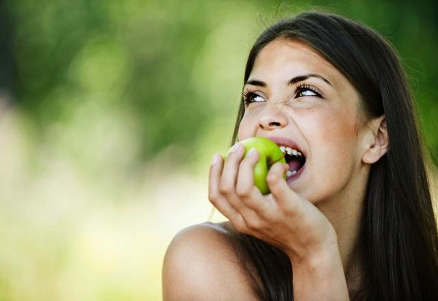 10 trucs à manger pour avoir les dents blanches