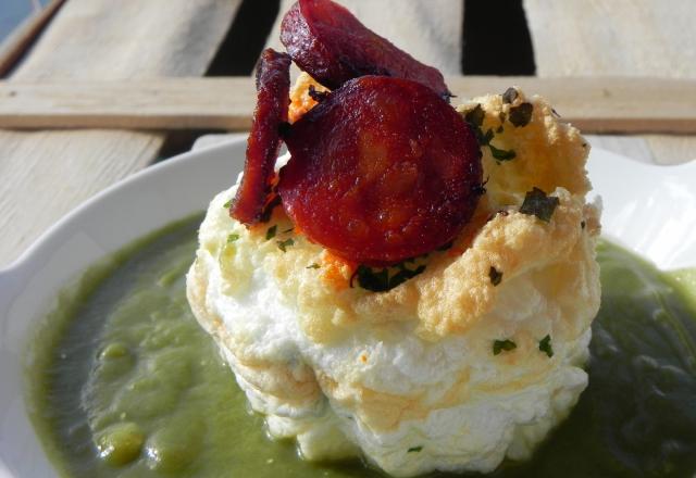 Œuf en neige, cœur coulant sur mousseline verte, chips de chorizo