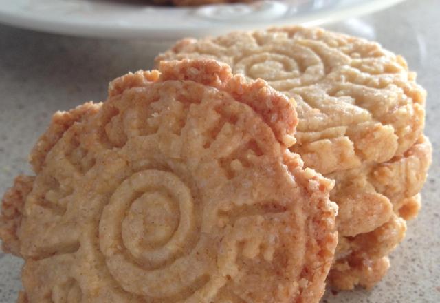 Les petits biscuits sablés à la noix de coco et à la cannelle