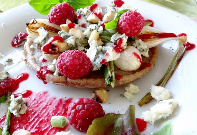 Galette de sarrasin au roquefort Papillon et aux framboises & salade de petits légumes croquants