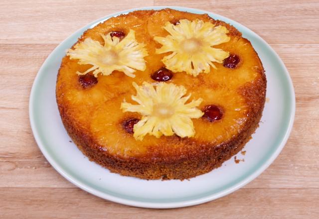 Gâteau renversé ananas-coco avec fleurs d’ananas