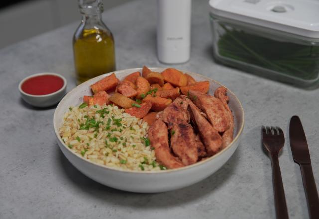 Patates douces rôties, poulet mariné, blé aux herbes fraîches