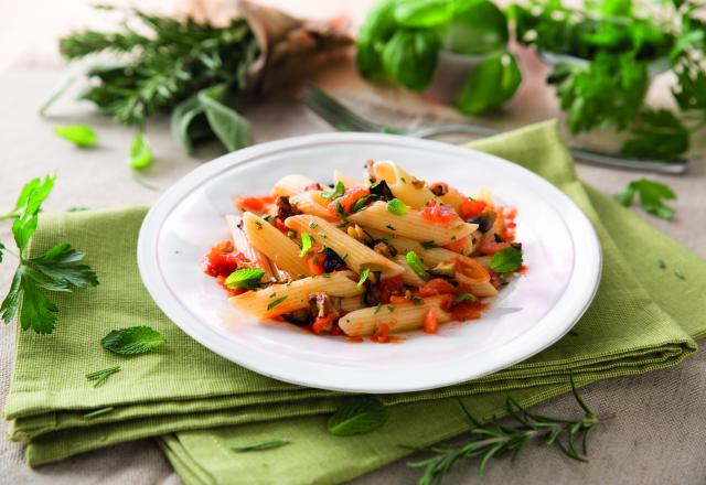 Penne rigate aux légumes méditerranéens et herbes fraîches