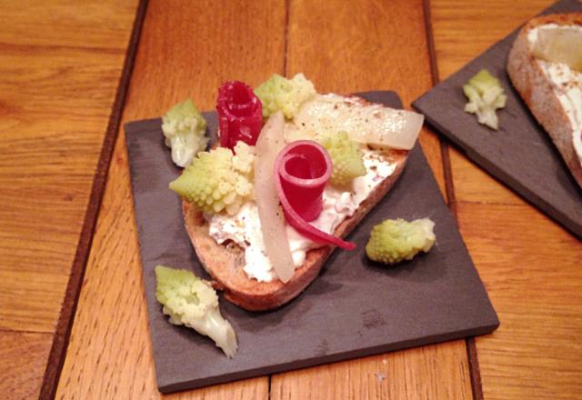 Tartine de fromage frais aux noix, romanesco, topinambour & viande des grisons