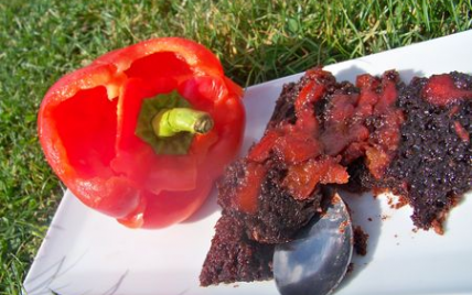 Gâteau fondant au poivron rouge confit piment d'espelette et chocolat noir!