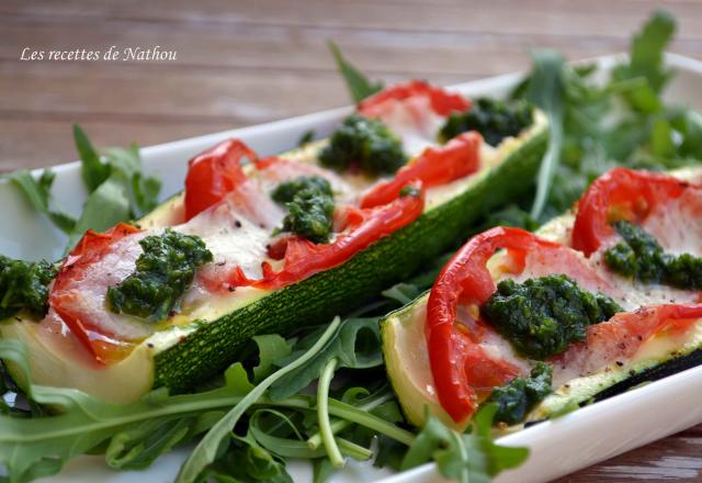 Courgettes gratinées aux tomates et à la mozzarella, pesto de roquette