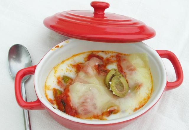 Œufs cocotte tomates, olives et parmesan