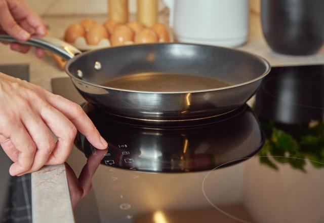 C’est le secret des chefs et il va vous changer la vie : voici comment faire pour que les aliments n’attachent jamais dans la poêle