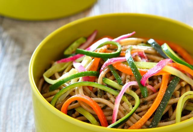 Spaghettis à l'épeautre et filaments de légumes