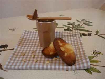 Petits pots de crème au Toblerone,madeleines au miel et pignons de pin