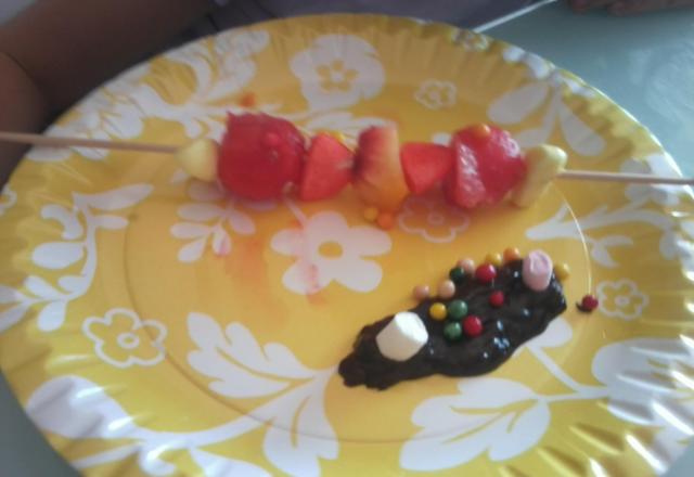 Brochettes fruits et bonbons