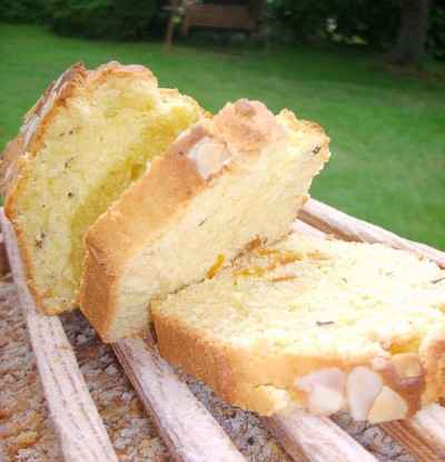 Cake à l'orange, aux abricots secs et aux amandes