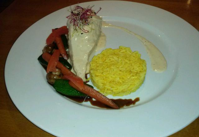 Filet de poulet curry rouge et lait de coco, légumes caramélisés au soja, riz