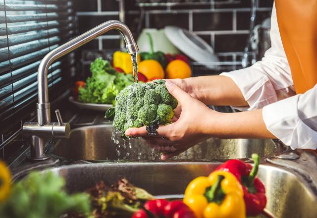 Vinaigre, bicarbonate, eau : quelle est vraiment la bonne méthode pour  laver ses légumes avant de les consommer ?