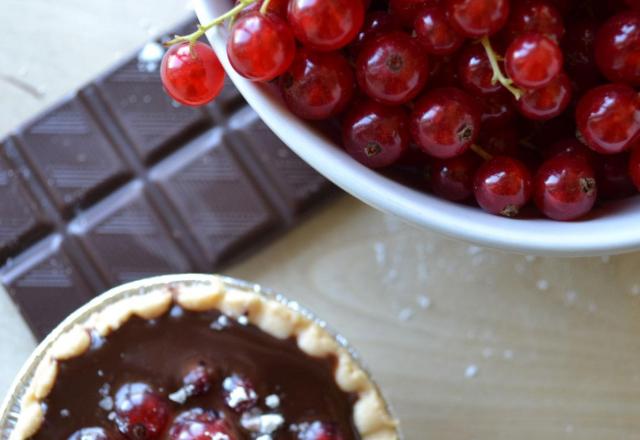 Tartelettes au chocolat noir et groseilles