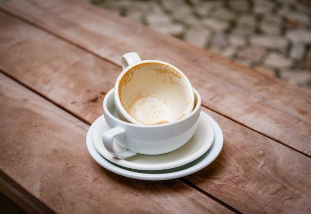 Votre tasse préférée est tachée par des traces incrustées de thé ou de café ? Cette astuce va vous permettre de la rendre comme neuve