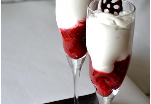 Mousse au chocolat blanc et framboises et basilic