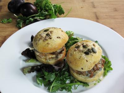 Burger de poulet à la Fourme d'Ambert, oignons confit aux prunes