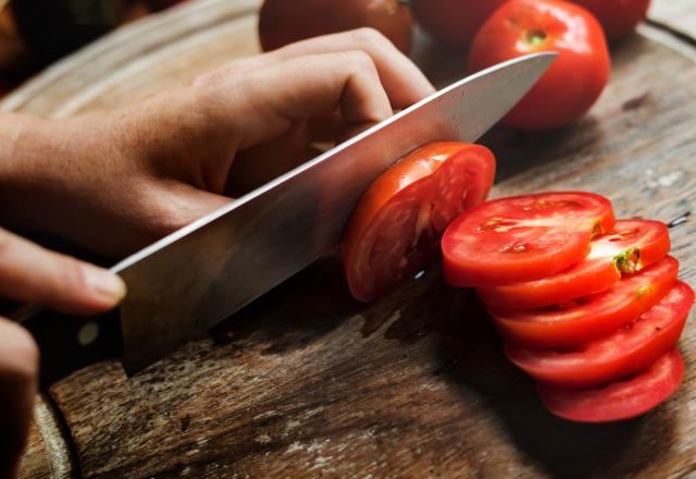 Cette erreur à ne surtout pas commettre quand on coupe des tomates !