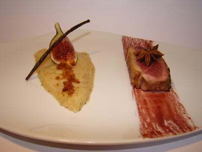 Magret de canard rôti au porto et badiane, écrasée de rattes et figues à la vanille, chapelure de pain d'épices