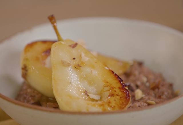 Porridge au chocolat et sa poire caramélisée au sirop d'érable