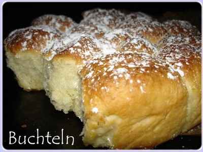 Marzipan-Buchteln ou petite brioche fourrée à la pâte d'amande