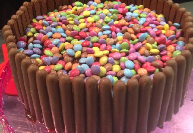 Gâteau d'anniversaire aux bonbons chocolatés