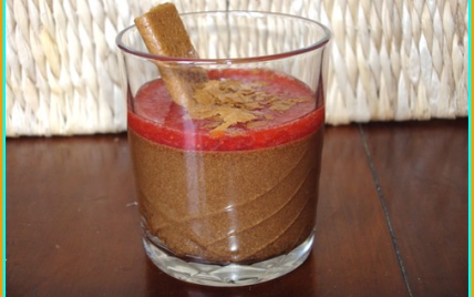 Verrine de mousse au chocolat et son coulis de fraise