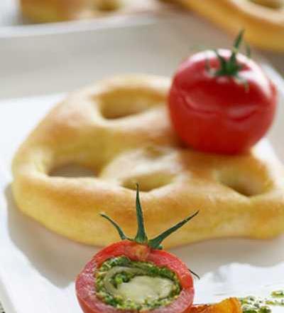 Fougasse et tomate de Marmande farcie à l'Ossau Iraty et pistou de kiwi de l'Adour.